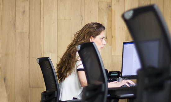 Vrouw achter bureau